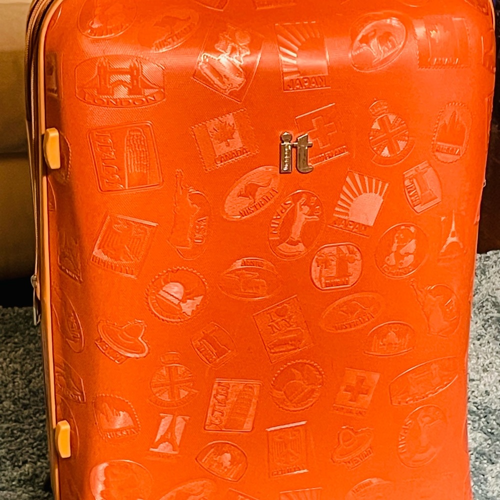 IT LUGGAGE Cognac Brown Expanding 28” Worldwide Destinations Hardside Spinner